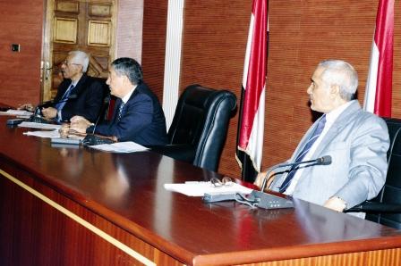 عبدالغني لدى ترؤسه اجتماع مجلس الشورى أمس